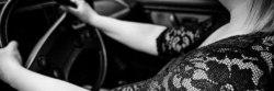 zijlingse close-up over de schouder van vrouw in oldtimer.